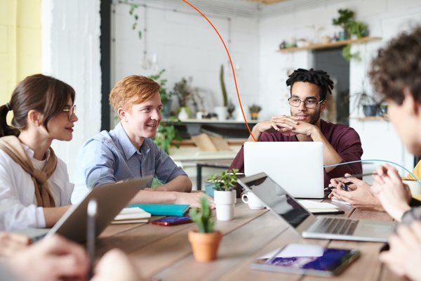 Gruppenarbeit kreative Büroumgebung.