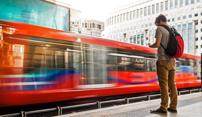 Wartender Reisender an Station