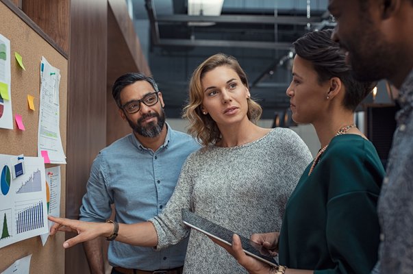 Team diskutiert Projekt Büro.